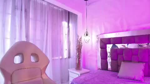 Snapshot of queen_perla_ chatting on 07/06/26, 06:10 online show from 07/06/26, 06:10