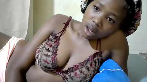 Snapshot of queen_slender chatting on 07/25/26, 04:10 queen_slender online show from 07/25/26, 04:10