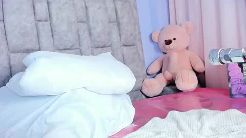 Snapshot of queen_yully chatting on 02/27/26, 07:25 queen_yully online show from 02/27/26, 07:25