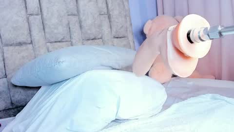 Snapshot of queen_yully chatting on 04/05/26, 11:51 queen_yully online show from 04/05/26, 11:51