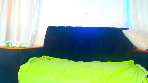 Snapshot of queen_zoe01 chatting on 12/14/25, 09:14 queen_zoe01 online show from 12/14/25, 09:14