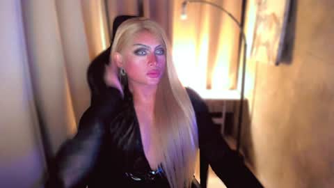 Snapshot of queenarthalia chatting on 12/10/24, 06:28 ARTHA online show from 12/10/24, 06:28