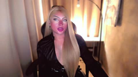 Snapshot of queenarthalia chatting on 12/17/24, 03:17 ARTHA online show from 12/17/24, 03:17