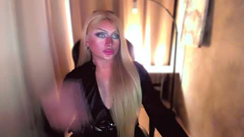 Snapshot of queenarthalia chatting on 12/18/24, 02:38 ARTHA online show from 12/18/24, 02:38