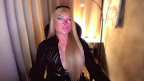 Snapshot of queenarthalia chatting on 12/30/24, 11:04 ARTHA online show from 12/30/24, 11:04