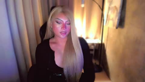 Snapshot of queenarthalia chatting on 12/30/24, 05:23 ARTHA online show from 12/30/24, 05:23