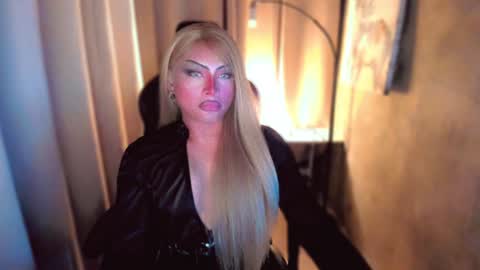 Snapshot of queenarthalia chatting on 01/04/25, 04:32 ARTHA online show from 01/04/25, 04:32