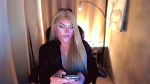 Snapshot of queenarthalia chatting on 01/11/25, 07:05 ARTHA online show from 01/11/25, 07:05