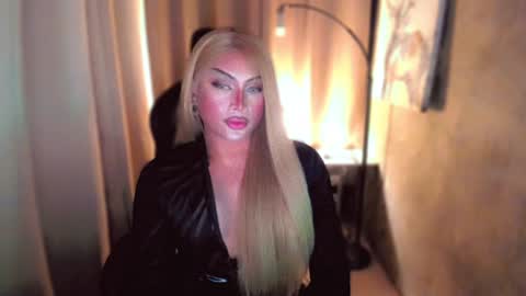 Snapshot of queenarthalia chatting on 01/11/25, 10:07 ARTHA online show from 01/11/25, 10:07