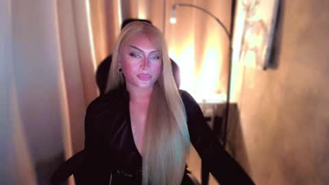 Snapshot of queenarthalia chatting on 01/12/25, 10:22 ARTHA online show from 01/12/25, 10:22