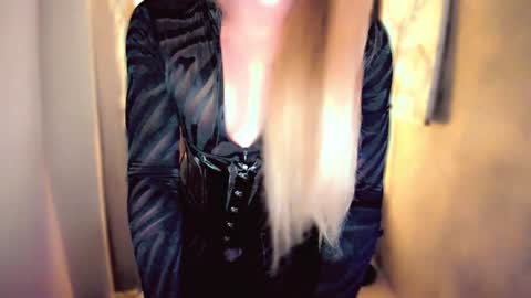 Snapshot of queenarthalia chatting on 01/22/25, 07:13 ARTHA online show from 01/22/25, 07:13