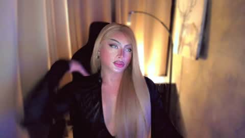 Snapshot of queenarthalia chatting on 01/22/25, 10:15 ARTHA online show from 01/22/25, 10:15