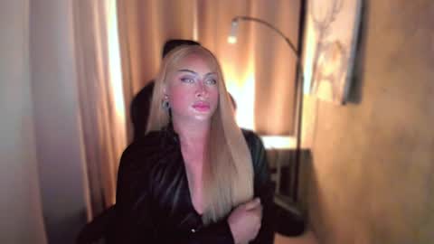 Snapshot of queenarthalia chatting on 01/25/25, 12:27 ARTHA online show from 01/25/25, 12:27