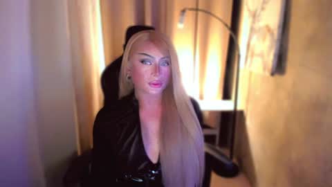 Snapshot of queenarthalia chatting on 01/31/25, 06:25 ARTHA online show from 01/31/25, 06:25