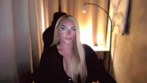 Snapshot of queenarthalia chatting on 02/07/25, 10:52 ARTHA online show from 02/07/25, 10:52