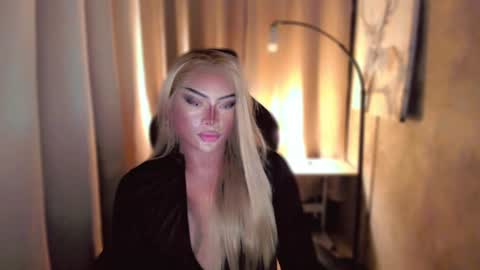 Snapshot of queenarthalia chatting on 02/08/25, 10:08 ARTHA online show from 02/08/25, 10:08