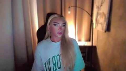 Snapshot of queenarthalia chatting on 02/20/25, 05:51 ARTHA online show from 02/20/25, 05:51