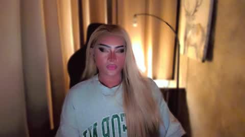 Snapshot of queenarthalia chatting on 02/21/25, 09:45 ARTHA online show from 02/21/25, 09:45