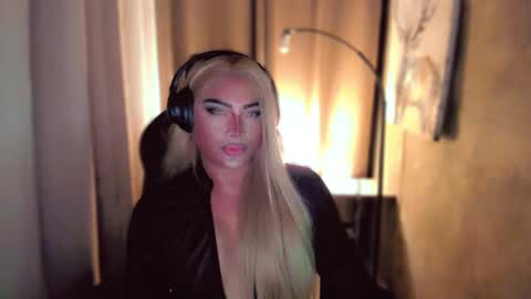 Snapshot of queenarthalia chatting on 02/22/25, 09:59 ARTHA online show from 02/22/25, 09:59