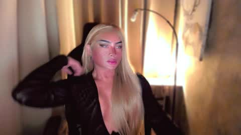 Snapshot of queenarthalia chatting on 02/28/25, 09:15 ARTHA online show from 02/28/25, 09:15