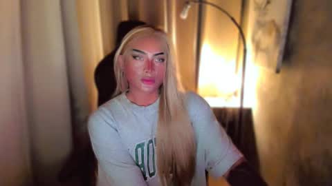 Snapshot of queenarthalia chatting on 02/28/25, 12:20 ARTHA online show from 02/28/25, 12:20