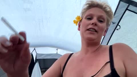 Snapshot of queenbeeangel chatting on 03/30/26, 05:58 Angel online show from 03/30/26, 05:58