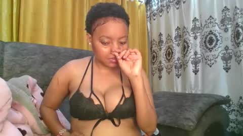 Snapshot of queenbeiby05 chatting on 05/19/26, 06:47 queen online show from 05/19/26, 06:47
