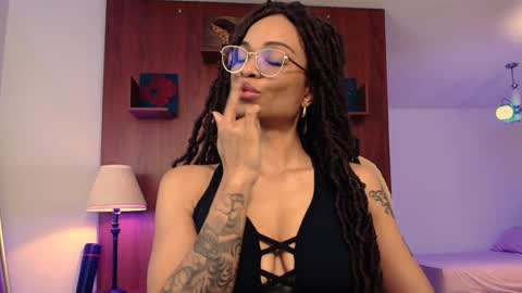 Snapshot of queendom_ing chatting on 02/18/25, 06:37 Sweet Goddess online show from 02/18/25, 06:37