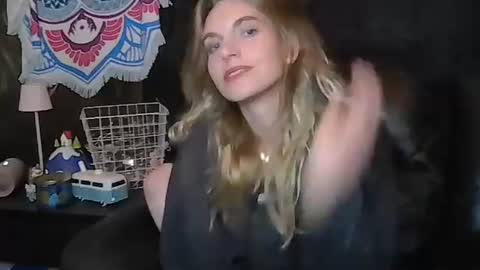 Snapshot of queenhazy chatting on 10/31/25, 01:28 Queen Hazy online show from 10/31/25, 01:28