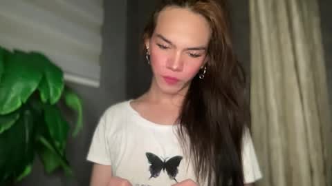 Snapshot of queenn_xxx chatting on 11/22/25, 12:53 QUEEN online show from 11/22/25, 12:53