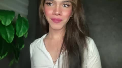 Snapshot of queenn_xxx chatting on 12/18/25, 01:50 QUEEN online show from 12/18/25, 01:50