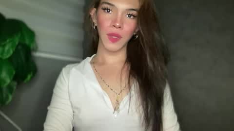 Snapshot of queenn_xxx chatting on 12/23/25, 02:09 QUEEN online show from 12/23/25, 02:09