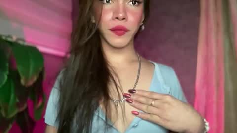 Snapshot of queenn_xxx chatting on 03/05/26, 01:40 QUEEN online show from 03/05/26, 01:40