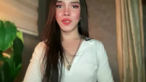 Snapshot of queenn_xxx chatting on 04/17/26, 12:02 QUEEN online show from 04/17/26, 12:02