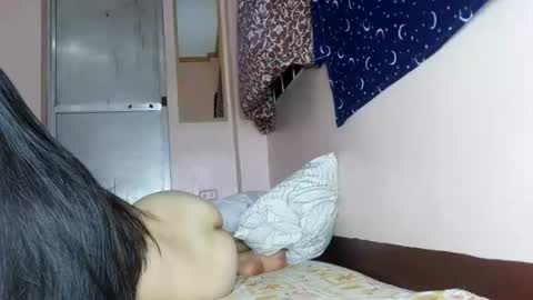 Snapshot of queennbbee chatting on 06/19/26, 02:43 queennbbee online show from 06/19/26, 02:43