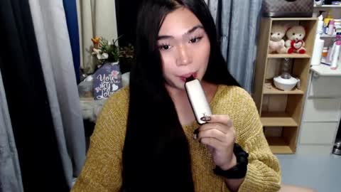 Snapshot of queenofcum169xx chatting on 07/19/26, 04:22 Mikka online show from 07/19/26, 04:22