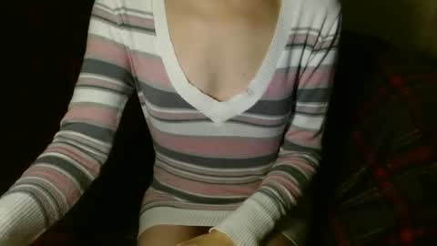 Snapshot of queenoftenderness chatting on 01/01/25, 08:04 queenoftenderness online show from 01/01/25, 08:04