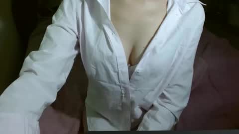 Snapshot of queenoftenderness chatting on 01/10/25, 07:32 queenoftenderness online show from 01/10/25, 07:32