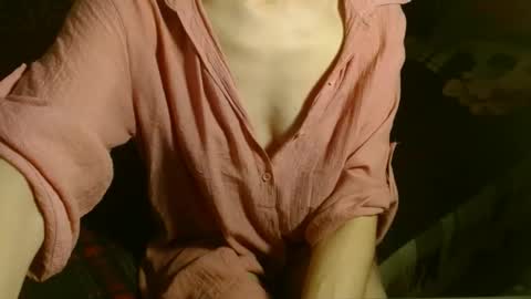 Snapshot of queenoftenderness chatting on 03/09/25, 07:59 queenoftenderness online show from 03/09/25, 07:59