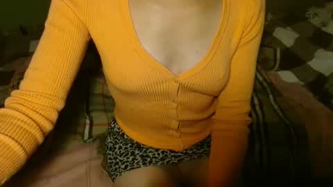 Snapshot of queenoftenderness chatting on 10/03/25, 08:17 queenoftenderness online show from 10/03/25, 08:17