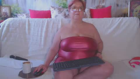 Snapshot of queenpammy chatting on 02/14/25, 09:24 QueenPammy online show from 02/14/25, 09:24