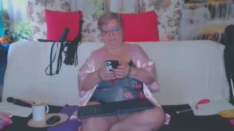 Snapshot of queenpammy chatting on 10/18/25, 08:26 QueenPammy online show from 10/18/25, 08:26