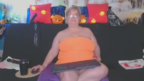 Snapshot of queenpammy chatting on 10/31/25, 11:22 QueenPammy online show from 10/31/25, 11:22
