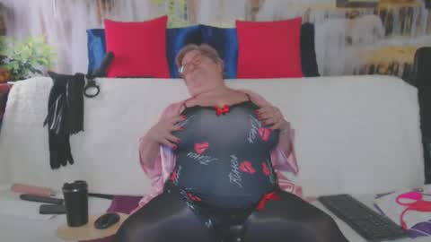 Snapshot of queenpammy chatting on 11/21/25, 06:45 QueenPammy online show from 11/21/25, 06:45