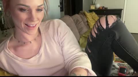 Snapshot of queenpeachz chatting on 09/21/25, 06:15 Bree online show from 09/21/25, 06:15