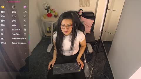 Snapshot of queenrose94 chatting on 04/16/26, 03:13 queenrose94 online show from 04/16/26, 03:13