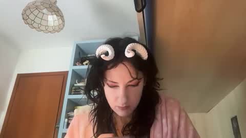 Snapshot of queenselket chatting on 04/10/26, 11:04 queenselket online show from 04/10/26, 11:04