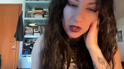 Snapshot of queenselket chatting on 04/22/26, 10:28 queenselket online show from 04/22/26, 10:28