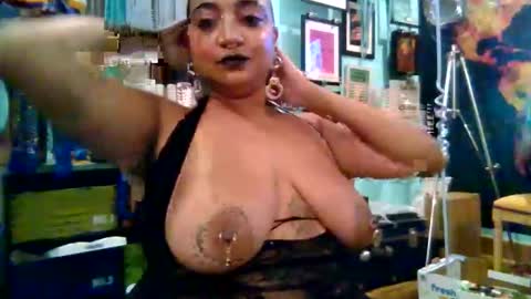 Snapshot of queensquirtntwerk chatting on 02/03/26, 12:20 Queen Hilarity online show from 02/03/26, 12:20