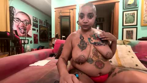 Snapshot of queensquirtntwerk chatting on 03/16/26, 05:44 Queen Hilarity online show from 03/16/26, 05:44